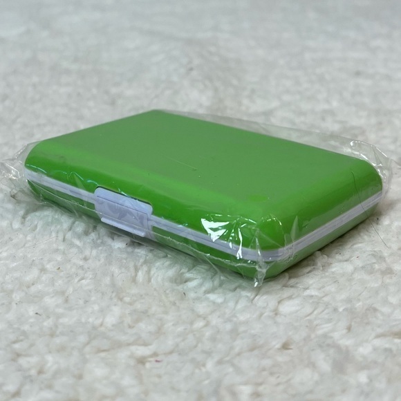 Kikkerland Silicone Credit Card ID Case - Picture 5 of 5